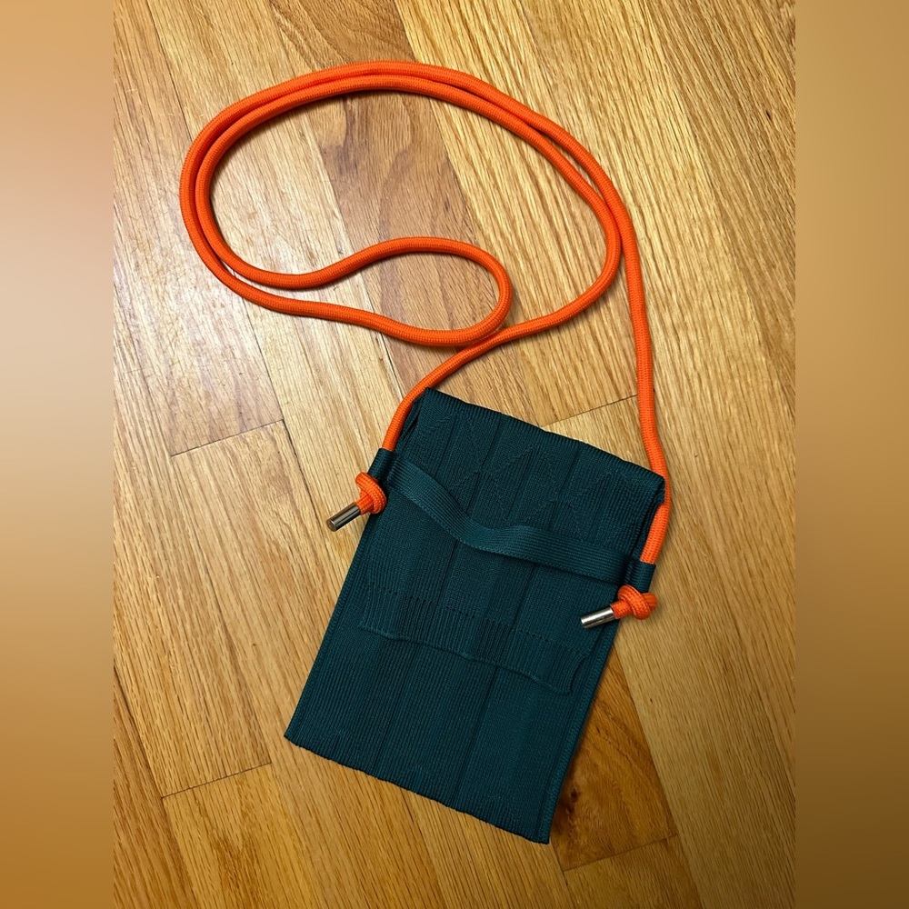 Color block knitted pouch - Picture 4 of 6